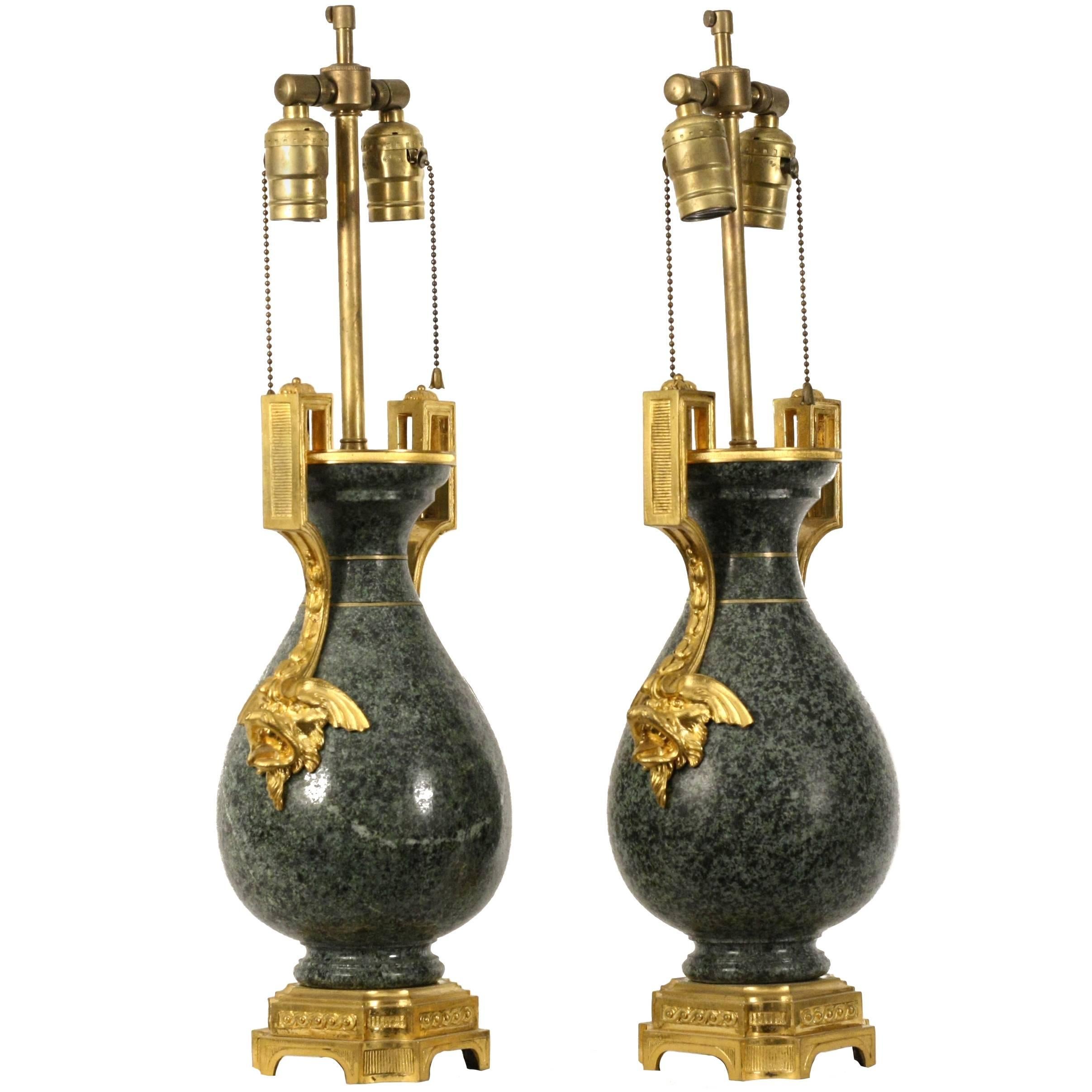 Paar Granitvasen mit Goldbronzebeschlägen aus dem 19. Jahrhundert im Angebot
