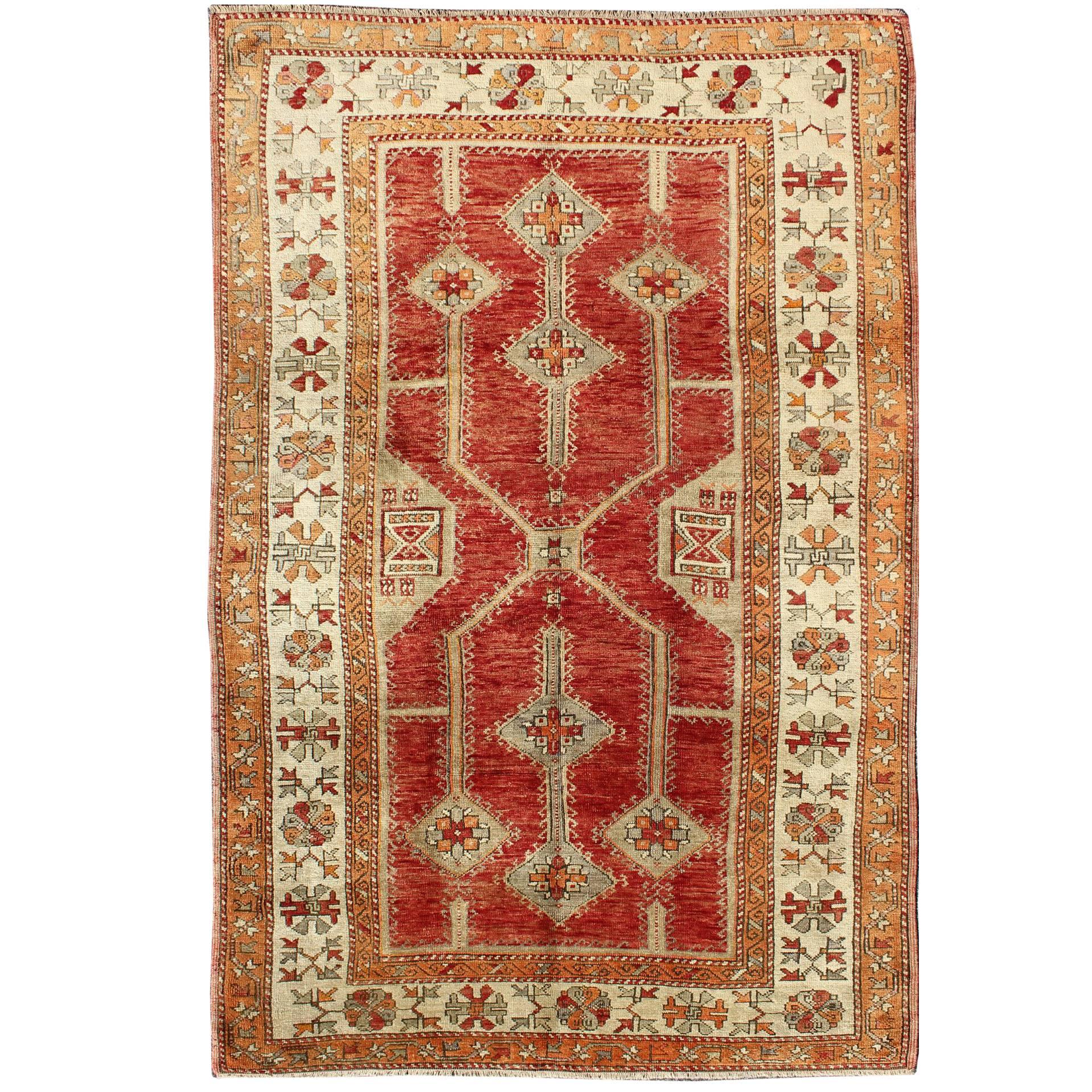Antiker türkischer Oushak-Teppich mit geometrischem Design in Rot, Hellgrün und L. Orange