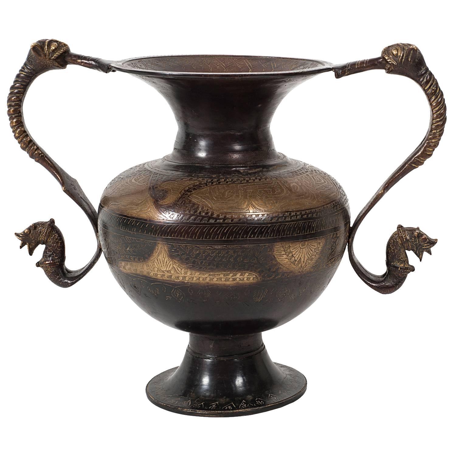Moulage indonésien antique persan antique  Vase en bronze en vente
