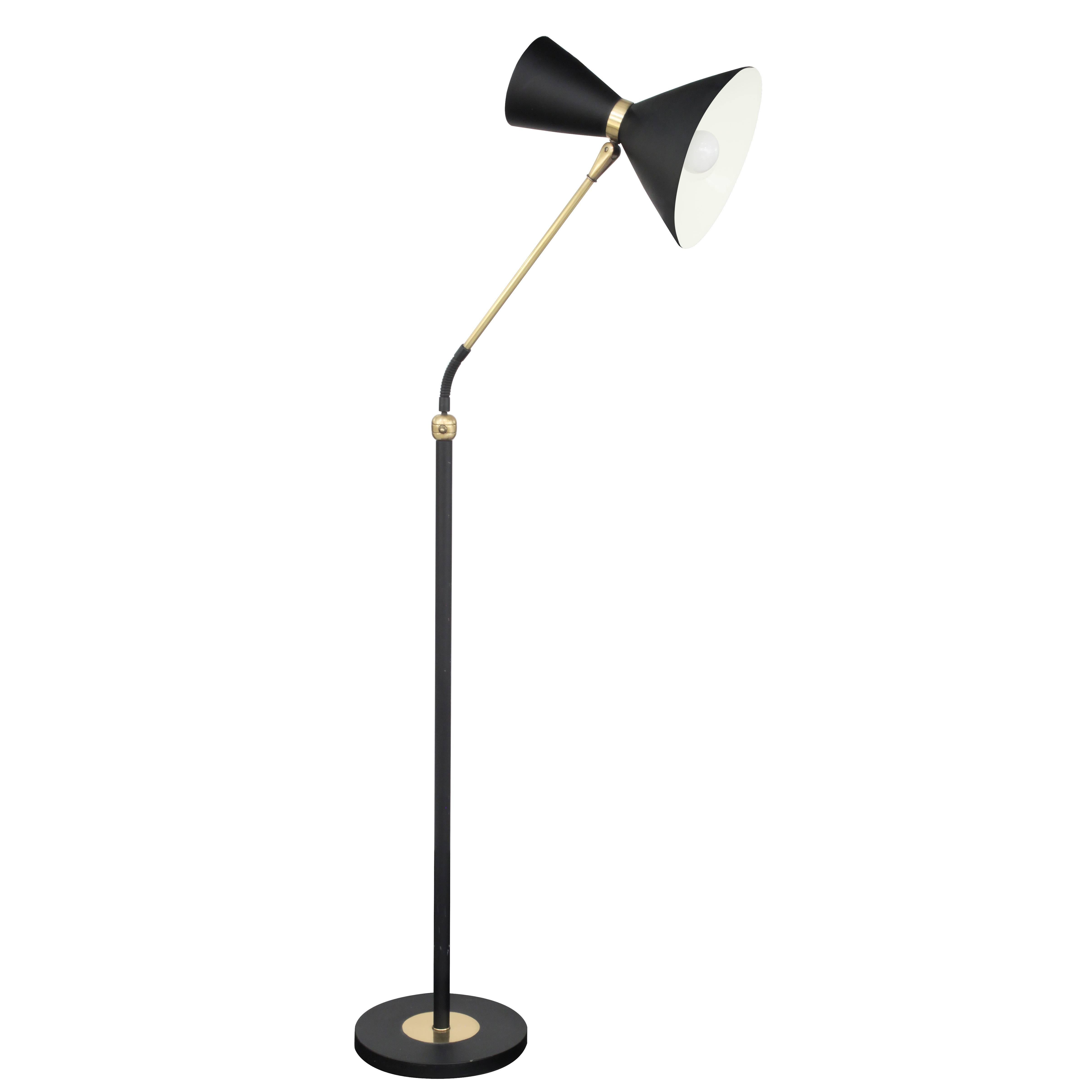 Chic Stehlampe aus Messing mit schwarzem Schirm im Angebot
