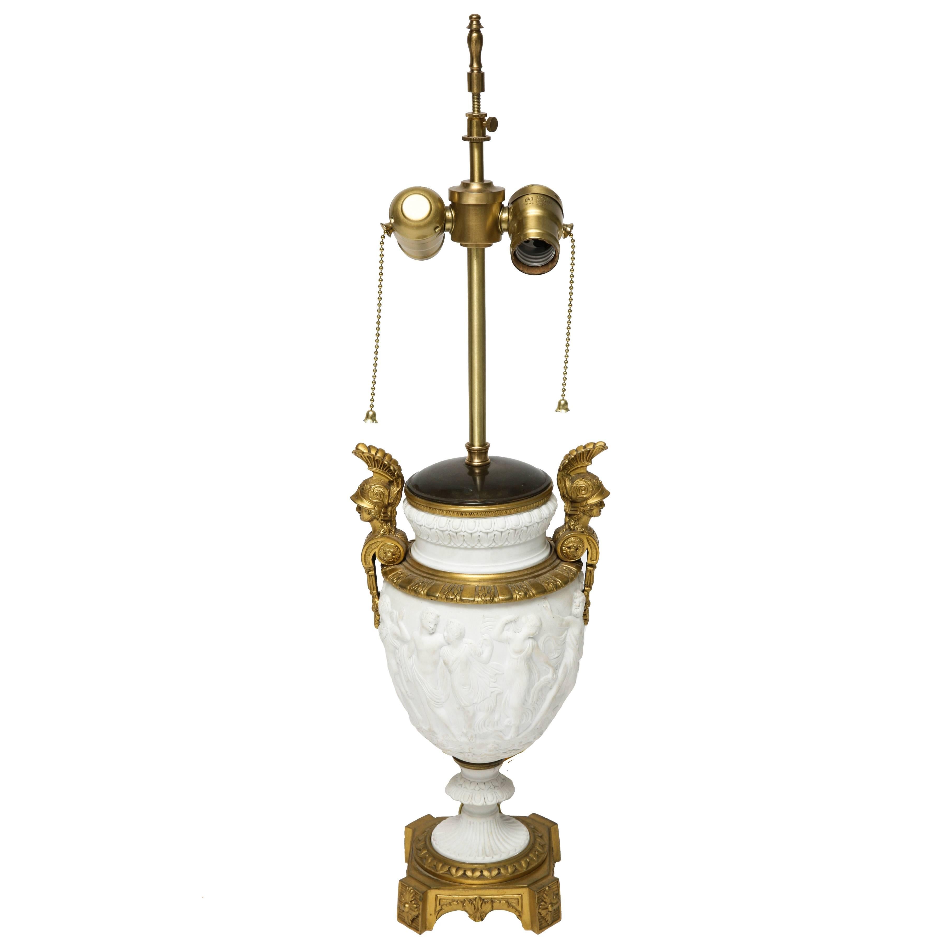 Neoklassizistische Tischlampe im Stil des 19. Jahrhunderts, Biskuitvase mit Goldbronze-Beschlägen im Angebot
