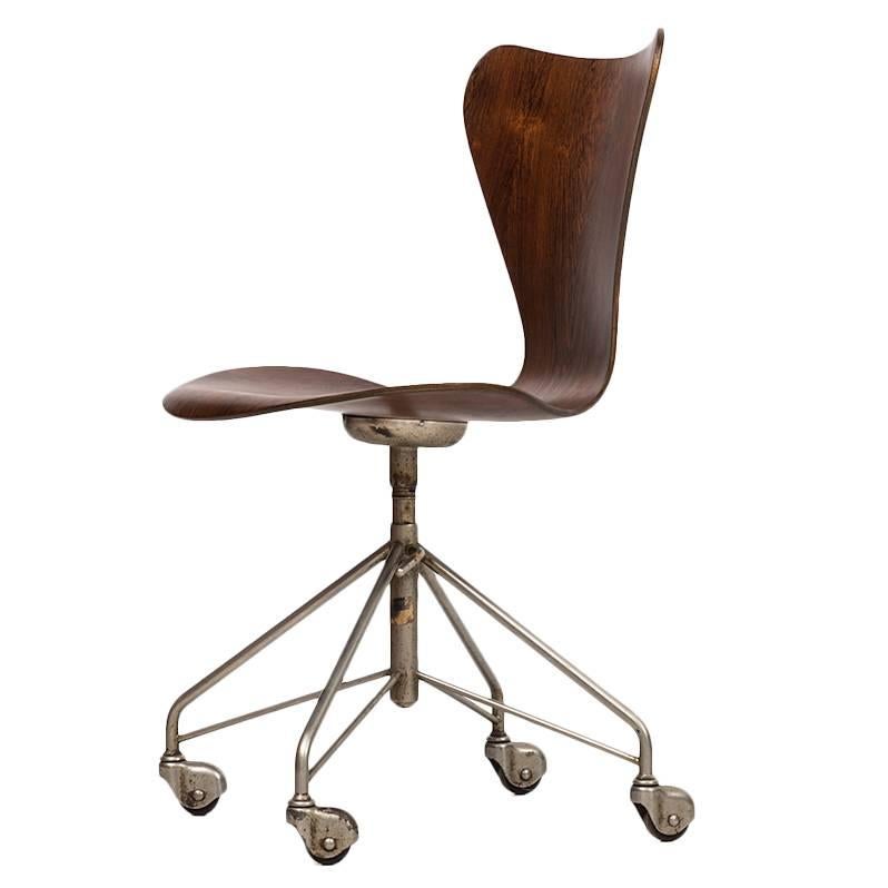 Arne Jacobsen Office Chair Model 3117 by Fritz Hansen in Denmark