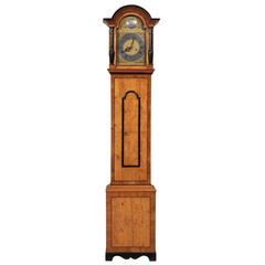 Orologio svedese del XVIII secolo in legno di betulla con testa rettangolare con accenti neri