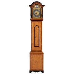 Horloge suédoise du 18ème siècle en bois de bouleau avec tête rectangulaire et accents noirs