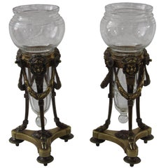 Paire de vases de style Louis XVI avec supports en bronze