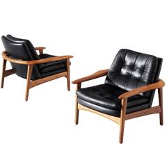 Paire de fauteuils scandinaves en teck et cuir noir
