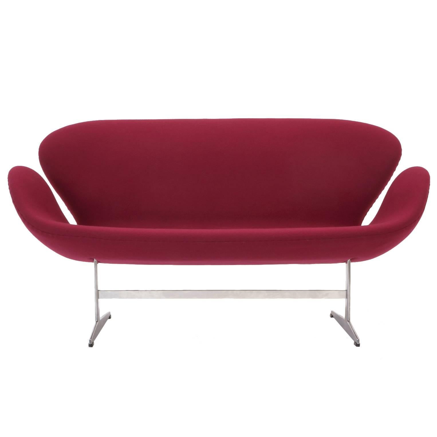 Original Arne Jacobsen Swan Sofa Settee, Fritz Hansen, Denmark, Excellent For Sale