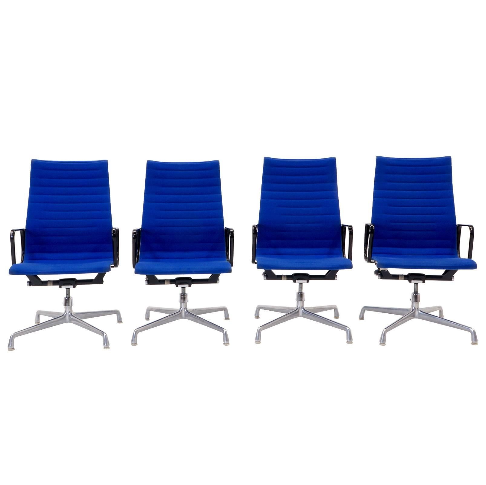 Charles und Ray Eames Group Chairs aus Aluminium mit hoher Rückenlehne und blauem Original-Stoff im Angebot