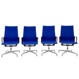 Charles und Ray Eames Group Chairs aus Aluminium mit hoher Rückenlehne und blauem Original-Stoff