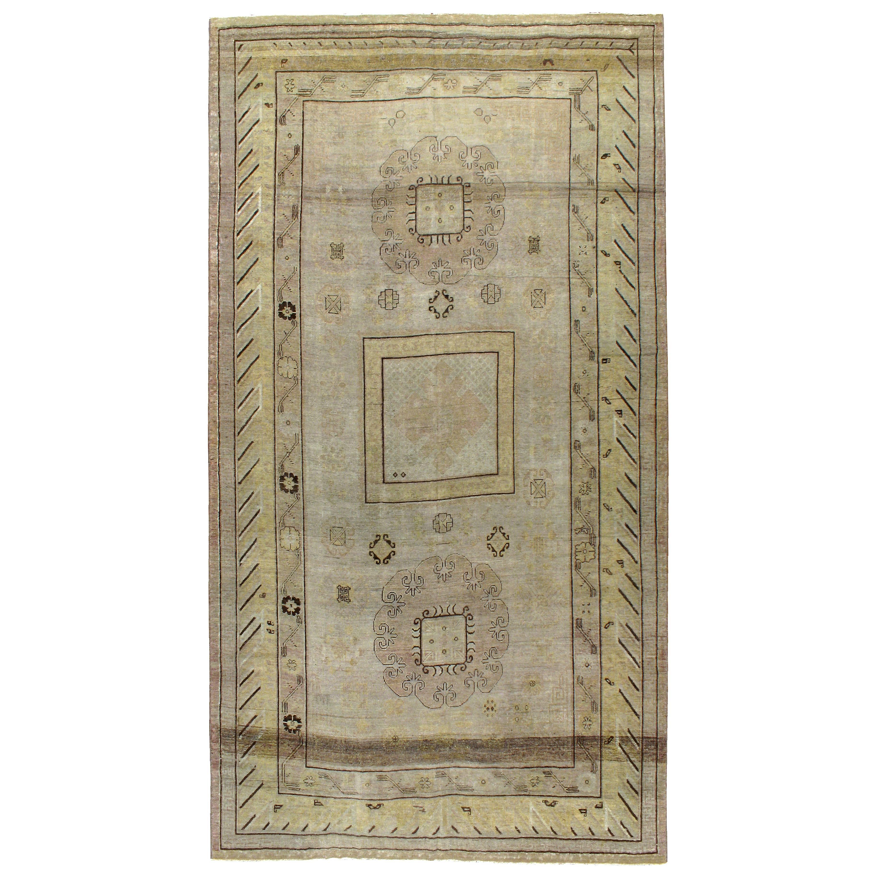 Antiker ostaturkestanischer Khotan-Teppich im Angebot