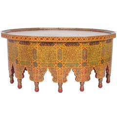 Vieille grande table basse ou cocktail marocaine décorée à la main