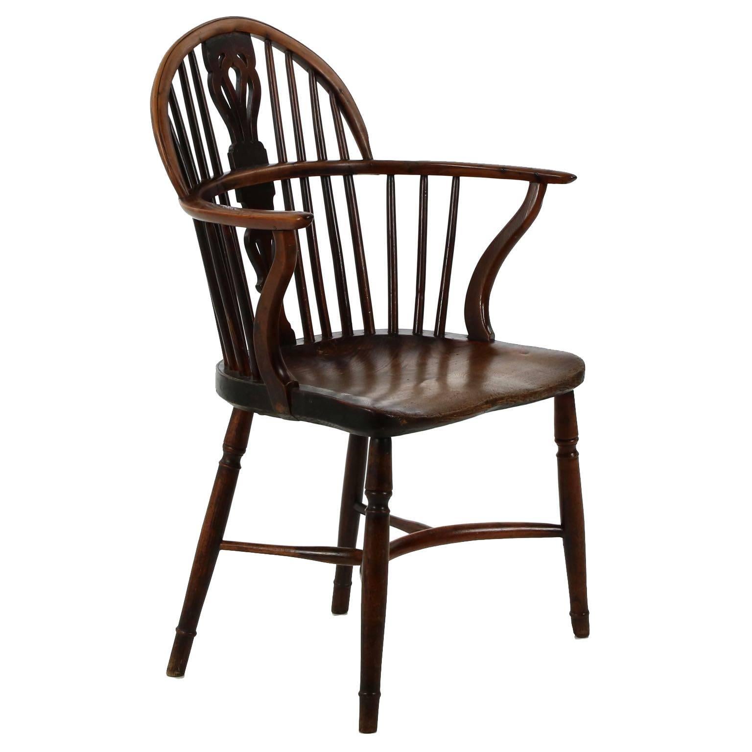 Fine English Yew and Elm Antique Windsor Armchair, circa 1810-1840