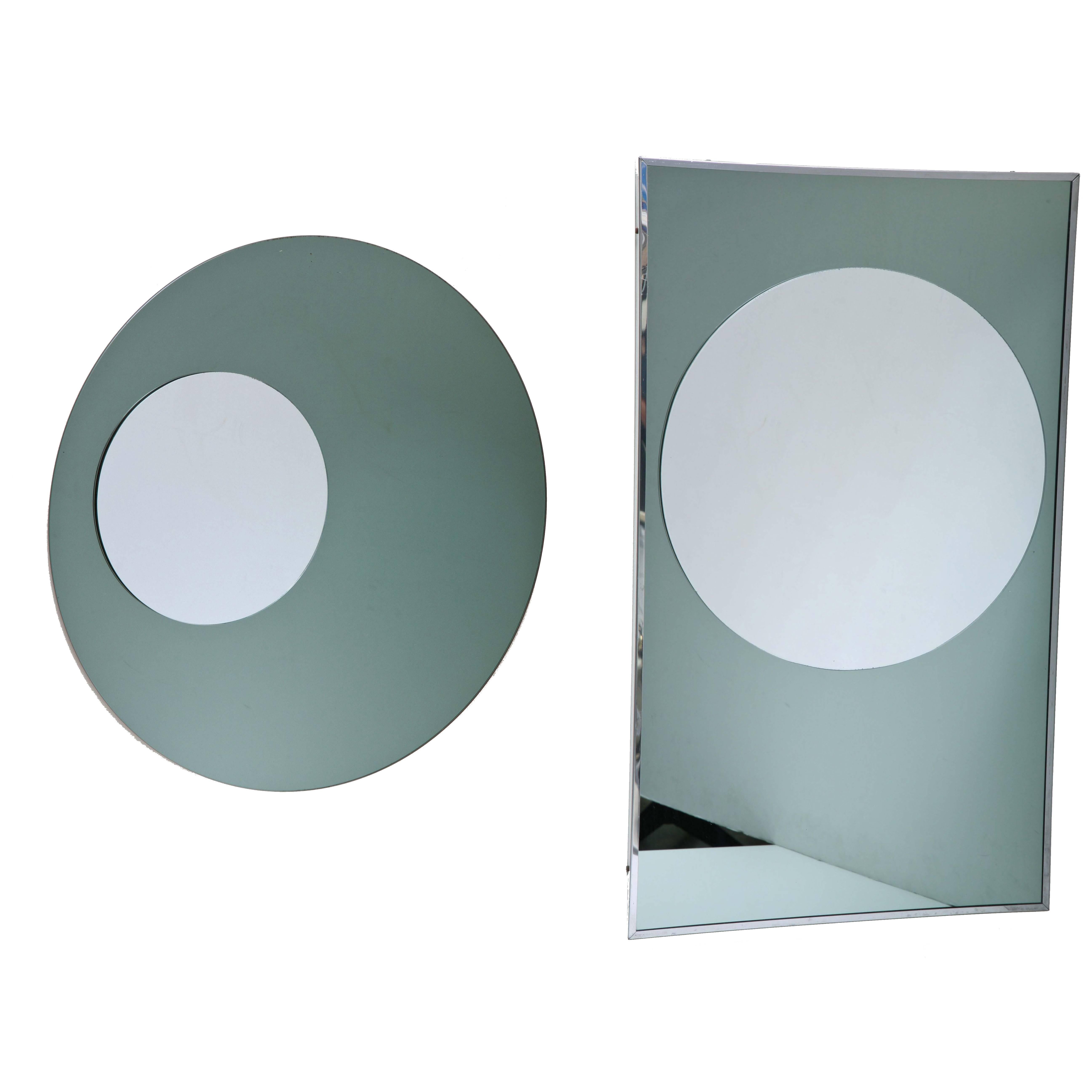 Paar Modernismus-Spiegel in runder und rechteckiger Form mit 3D-Effekt im Angebot