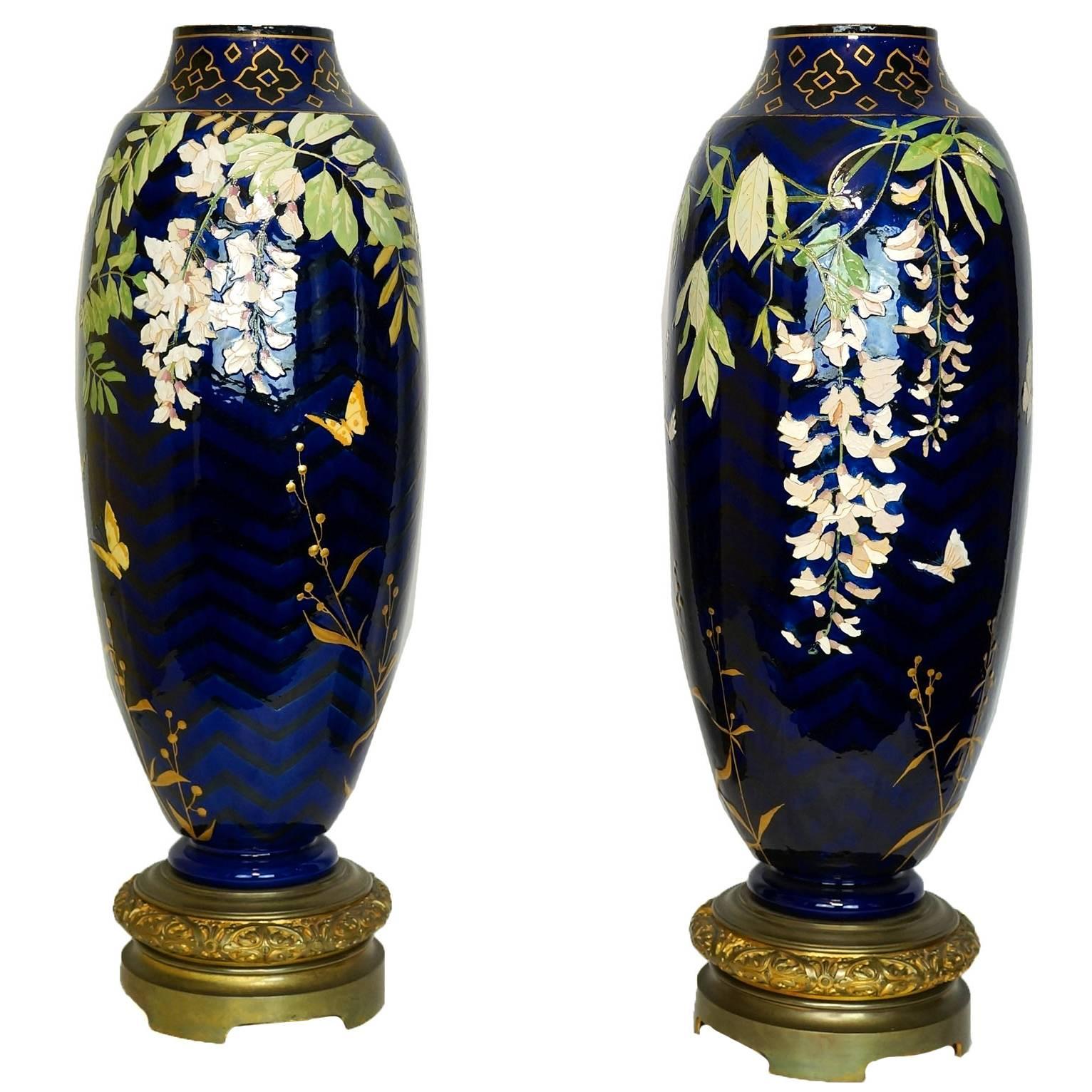 Paire de grands vases en porcelaine bleu cobalt et bronze avec décorations florales en vente