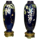 Paire de grands vases en porcelaine bleu cobalt et bronze avec décorations florales