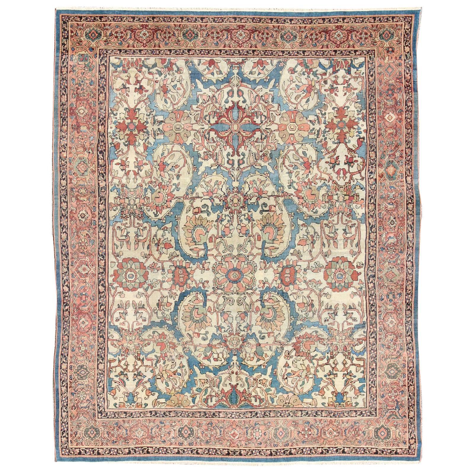 Antiker persischer Sultanabad-Teppich mit elfenbeinfarbenem Hintergrund, blau, lachsfarben und mehrfarbig 