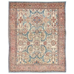 Tapis persan ancien Sultanabad à fond ivoire, bleu, saumon et multicolore 