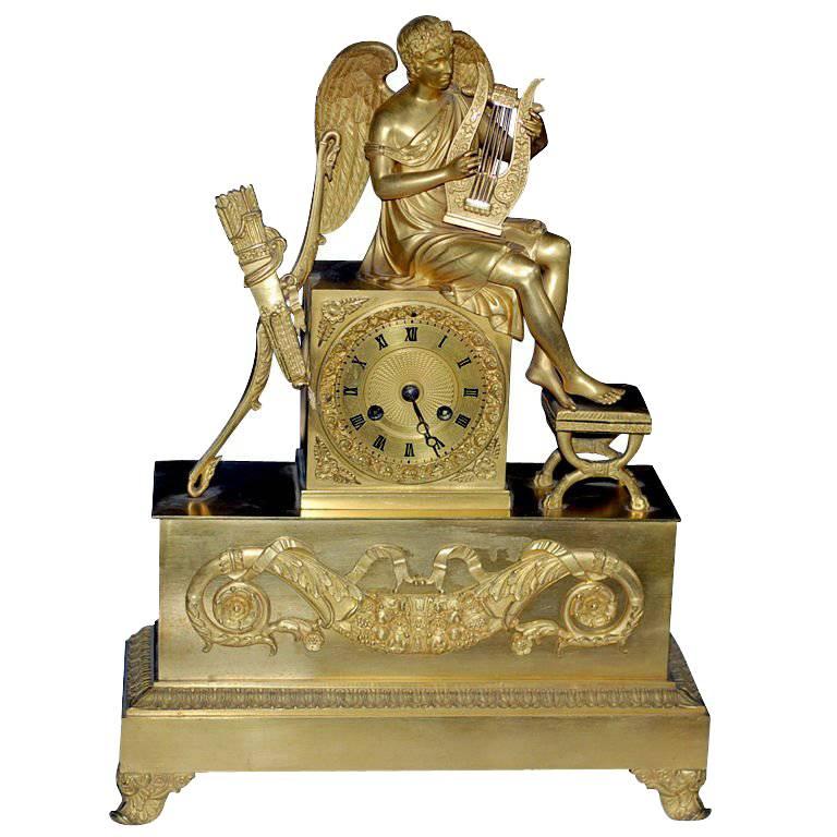 Pendule de cheminée Empire néoclassique français en bronze doré du XIXe siècle, France en vente
