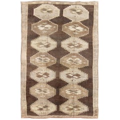 Tapis turc Kars vintage avec tout un design géométrique dans les tons marron et terreux