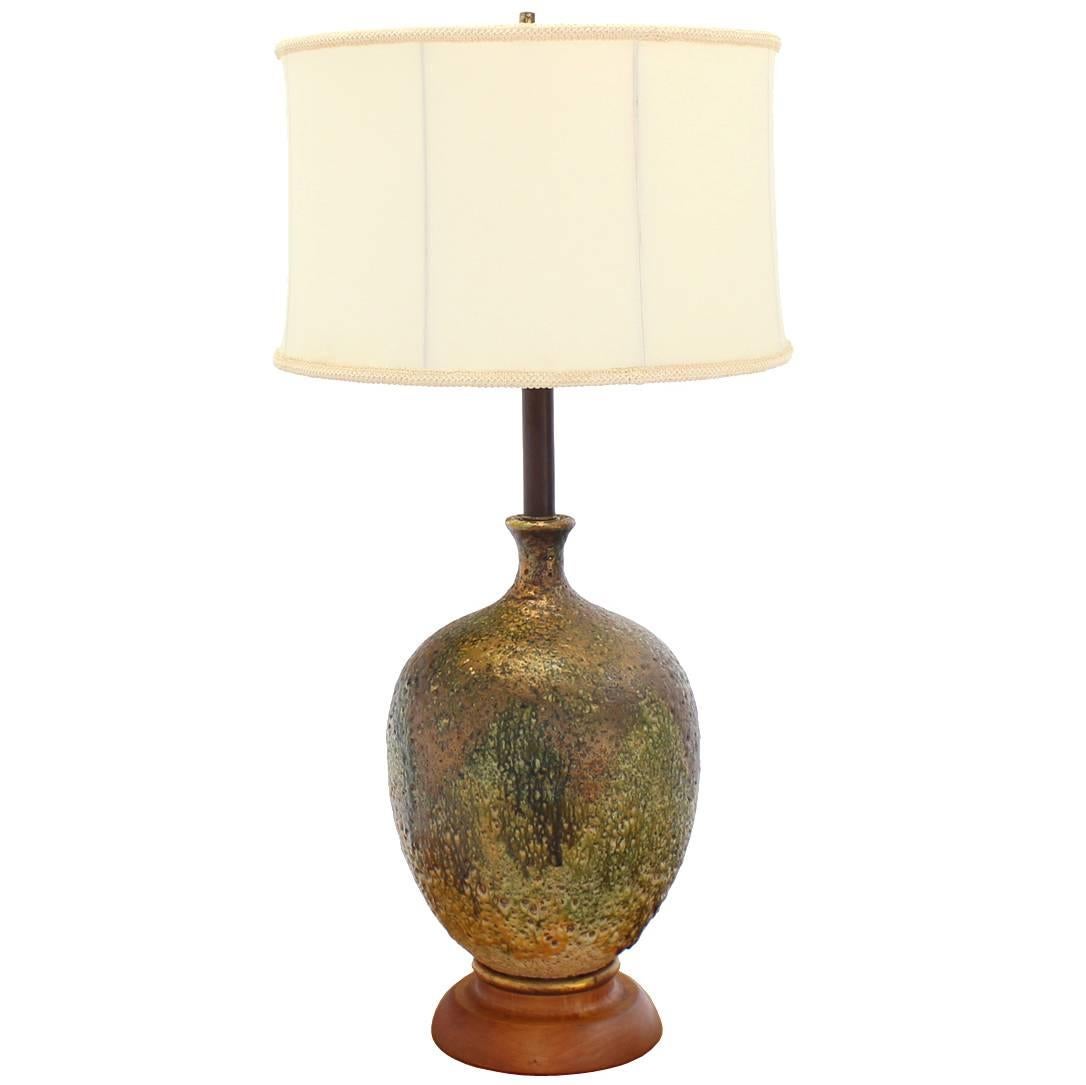 Grande lampe de bureau en forme de vase en poterie d'art sur socle en noyer