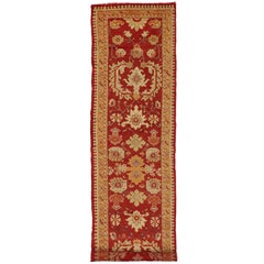 Tapis de couloir vintage turc Oushak avec maison de manoir anglaise de style Tudor