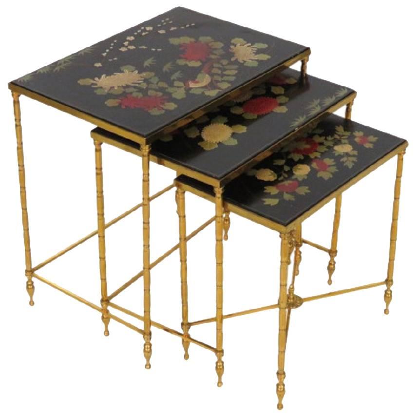 Französische Chinoiserie-Stapeltische aus Messing im Maison-Bagues-Stil in Bambusimitat im Angebot