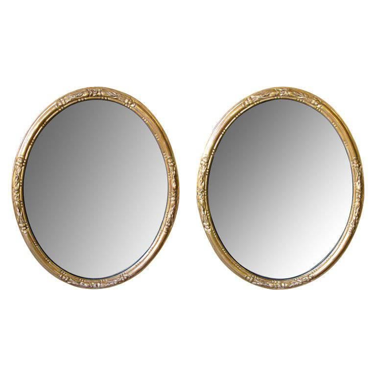 Elegant Pair of French Napoleon III Carved Giltwood Oval Mirrors For Sale