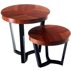 Ensemble de deux tables d'appoint conçues en acajou et bois de palissandre