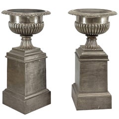Une paire d'urnes anglaises très majestueuses du 19ème siècle sur pied, finition en acier brossé