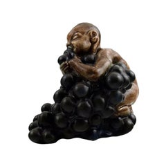 Figurine Bing & Grondahl d'un garçon avec un banc de raisins par Kai Nielsen