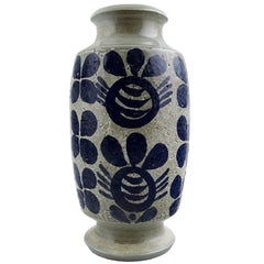 Göran Andersson, Vaso in ceramica Upsala Ekeby, decorazione blu scuro su base grigia