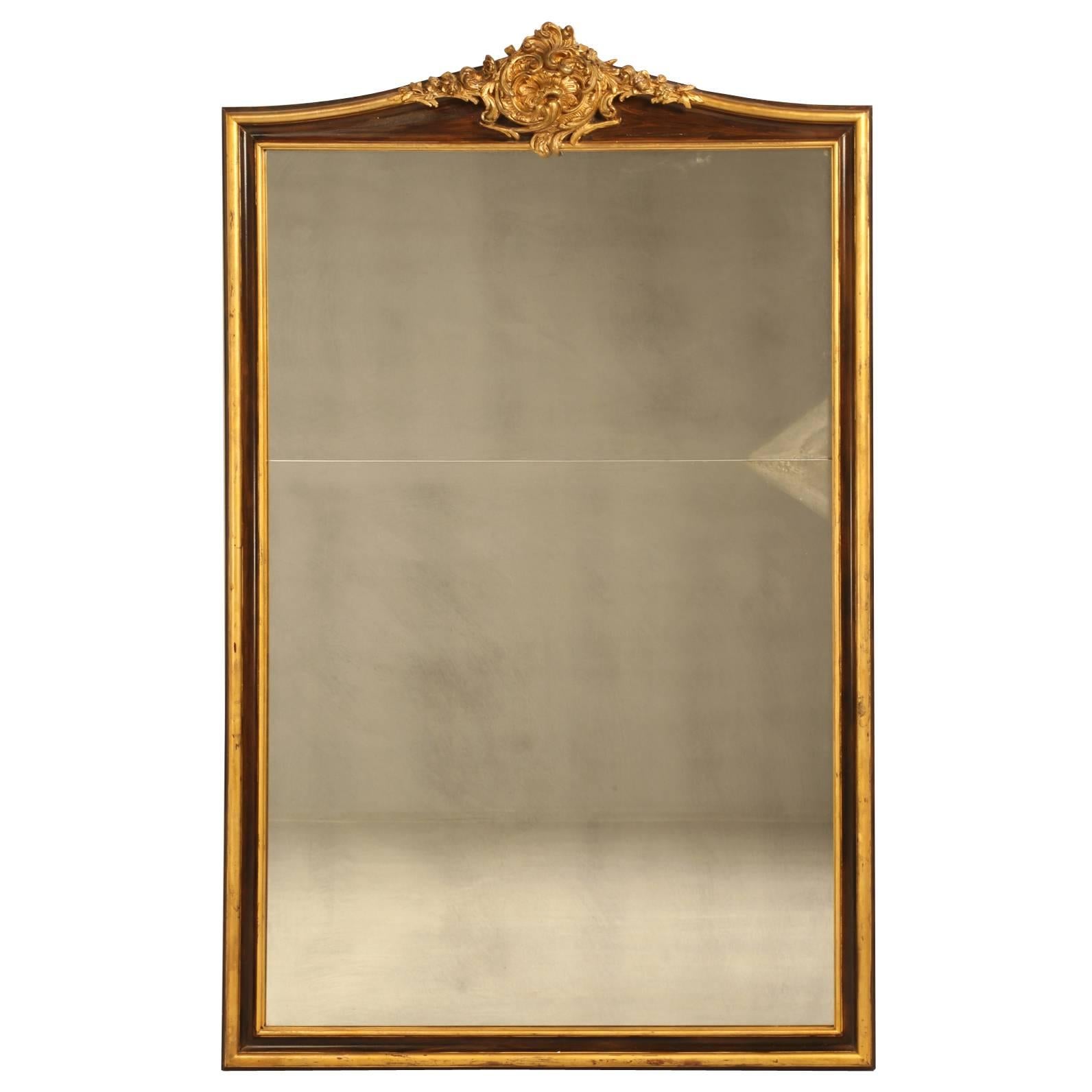 Miroir français à grande échelle avec cadre sculpté à la main en feuille d'or 24 carats  en vente