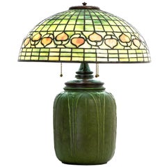 Lampe à gland en verre plombé signée Tiffany Studios avec base Grueby