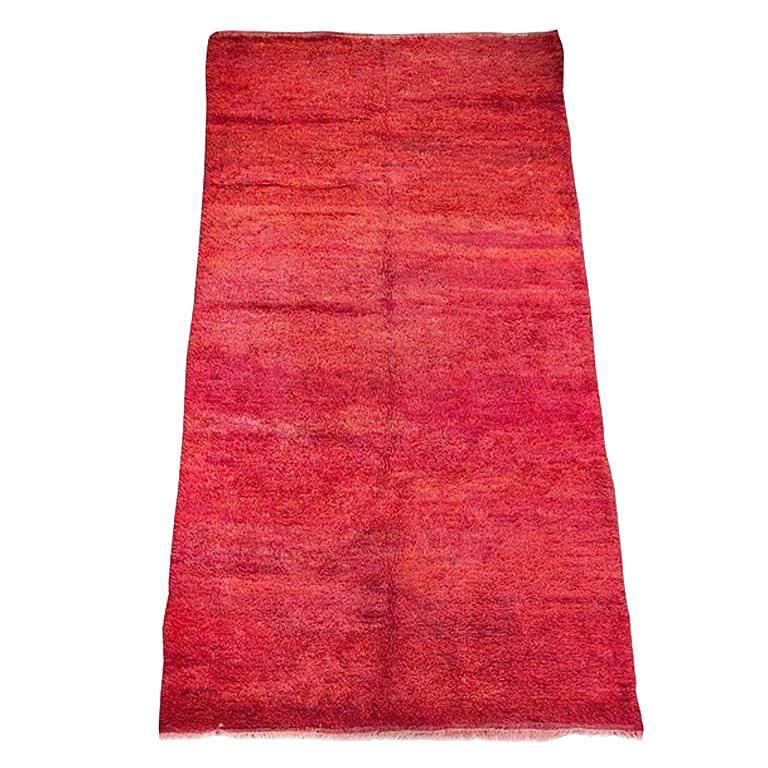 Alfombra Étnica Auténtica Marroquí Lana Peluda Roja de Pelo Alto "Lecho de Rosas Rojas"