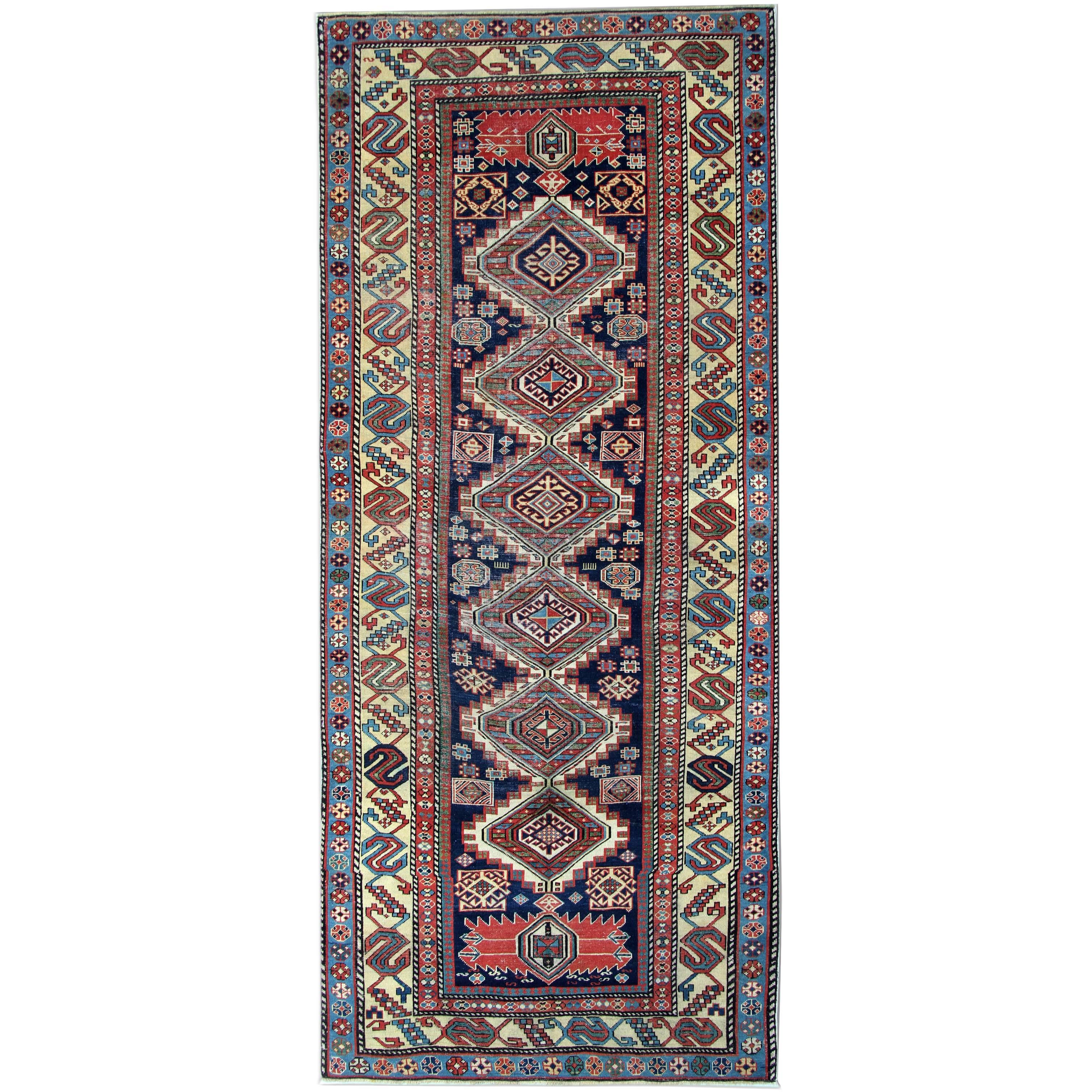 Tapis de couloir ancien en laine orientale du Caucase fabriqué à la main, en vente