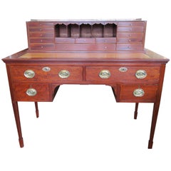 Bureau anglais ancien de style Hepplewhite en acajou de style anglais avec laiton d'origine