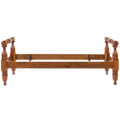 Antique American Provincial Maple Daybed, 19th Century