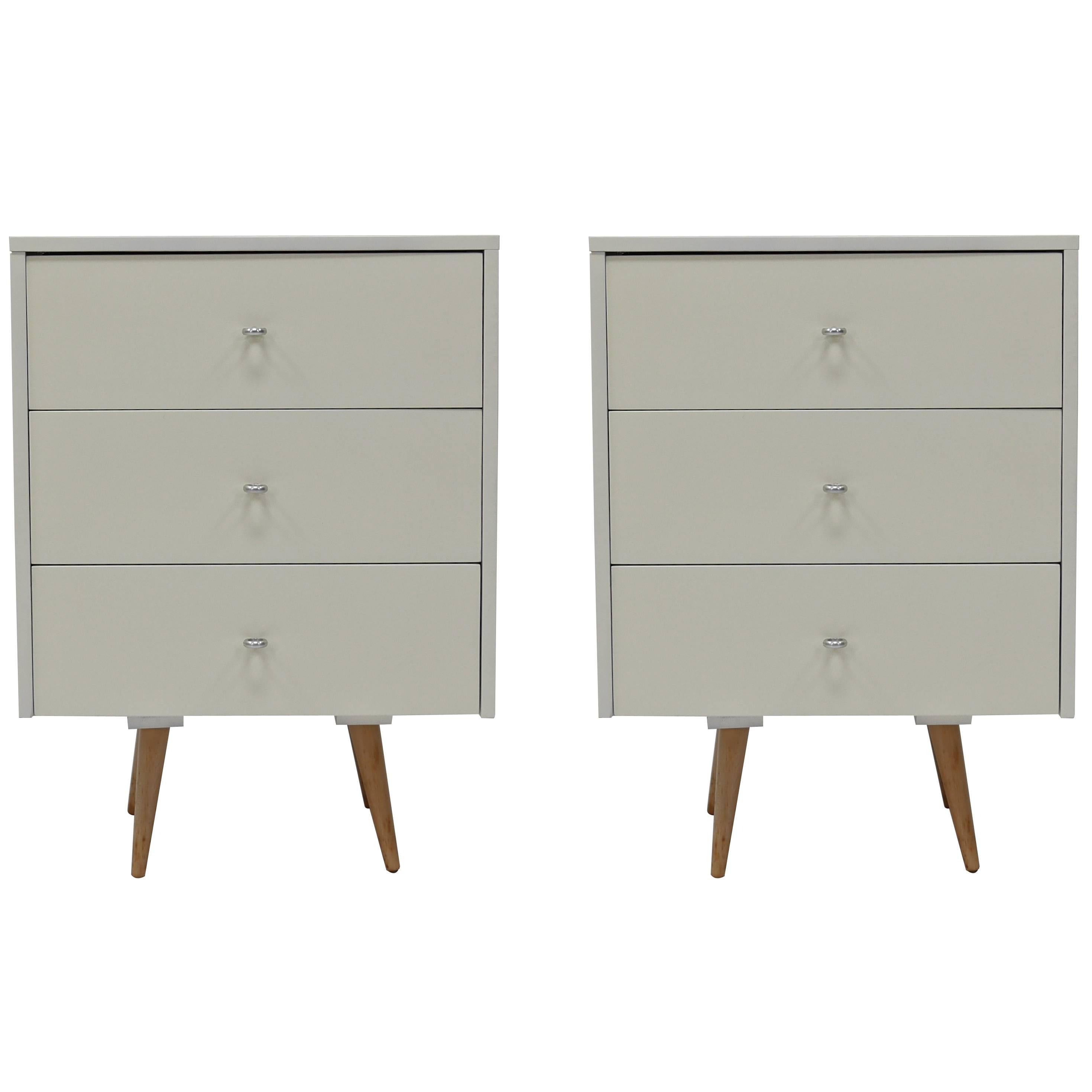Pair of Nightstands in White Lacquer by Paul McCobb For Sale