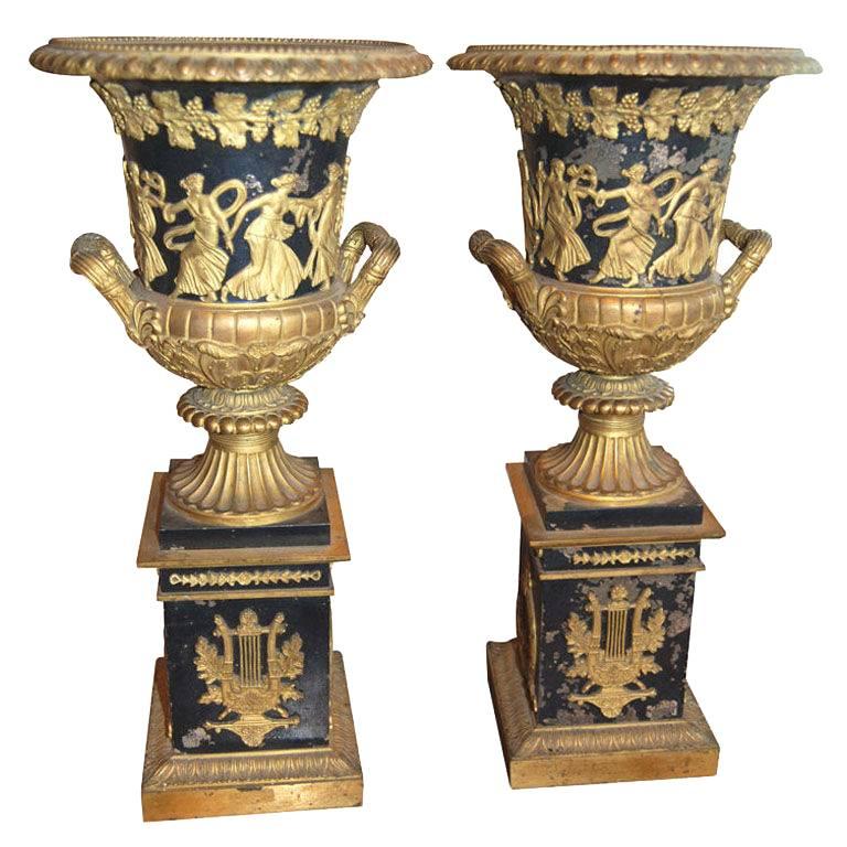Neoklassische Urnen aus Bronze aus der Empire-Periode