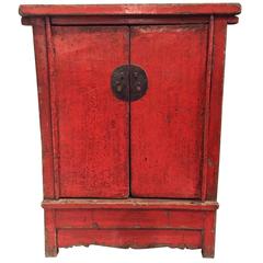 Antiker rot lackierter Schrank