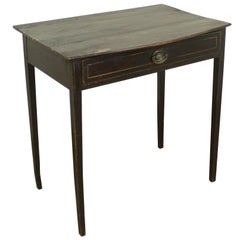 Table d'appoint peinte de style Régence avec plateau en forme de nœud papillon