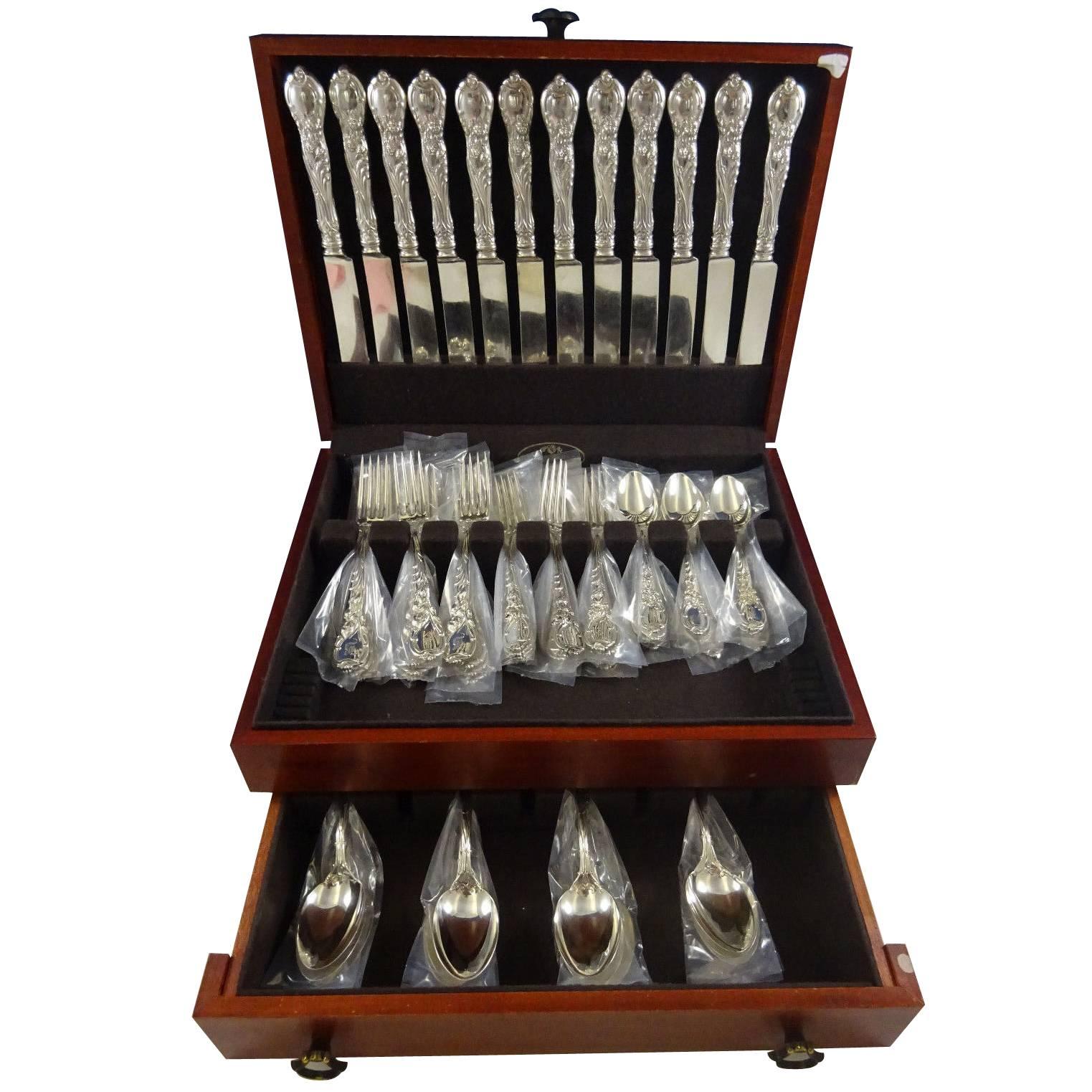 La Parisienne by Reed and Barton sterling silver dinner size flatware set of 60 pieces. This stunning Art Nouveau, multi-motif, floral pattern was introduced in the year 1902. This set includes:

12 banquet size knives, 10 1/4