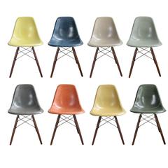 Acht mehrfarbige Herman Miller Eames Dining Chairs