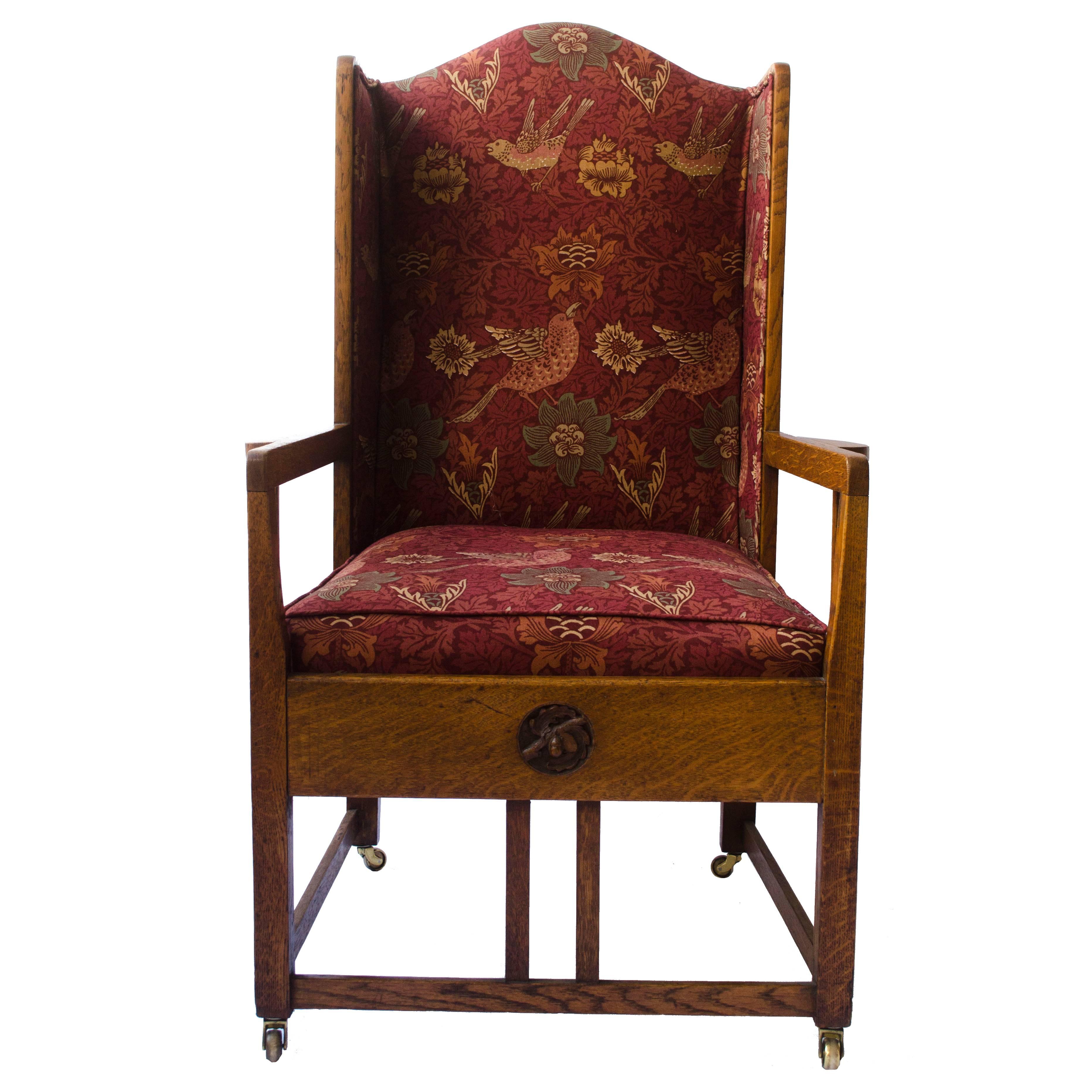 Fauteuil Arts and Crafts attribué à GM Ellwood avec tissu oiseau Morris and Co