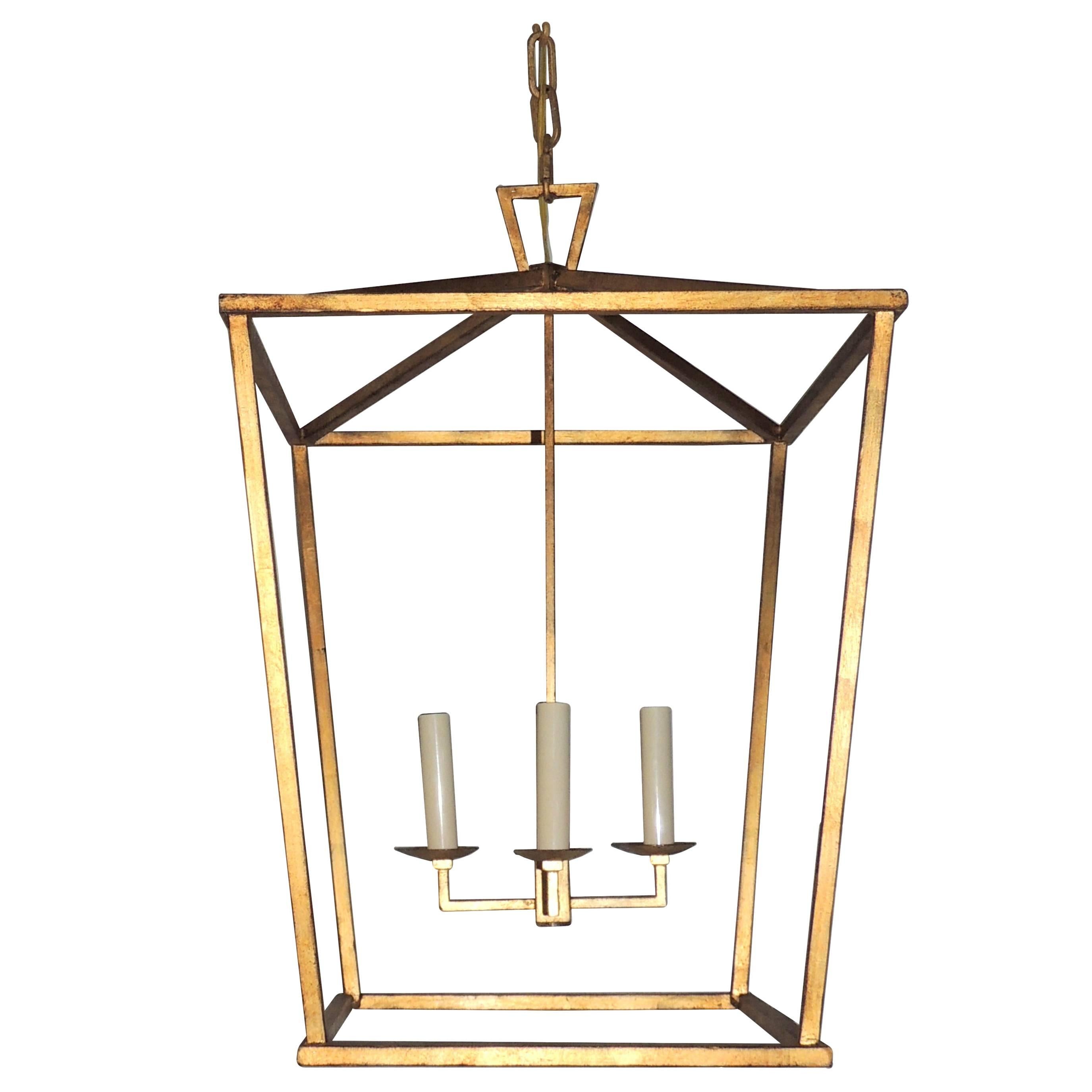Merveilleux ensemble de trois grandes lampes à suspension modernes transitionnelles dorées en forme de lanternes