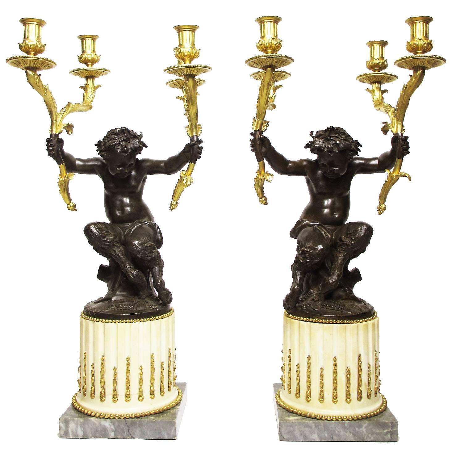 Paire de candélabres figuratifs français du 19ème siècle en bronze doré et patiné