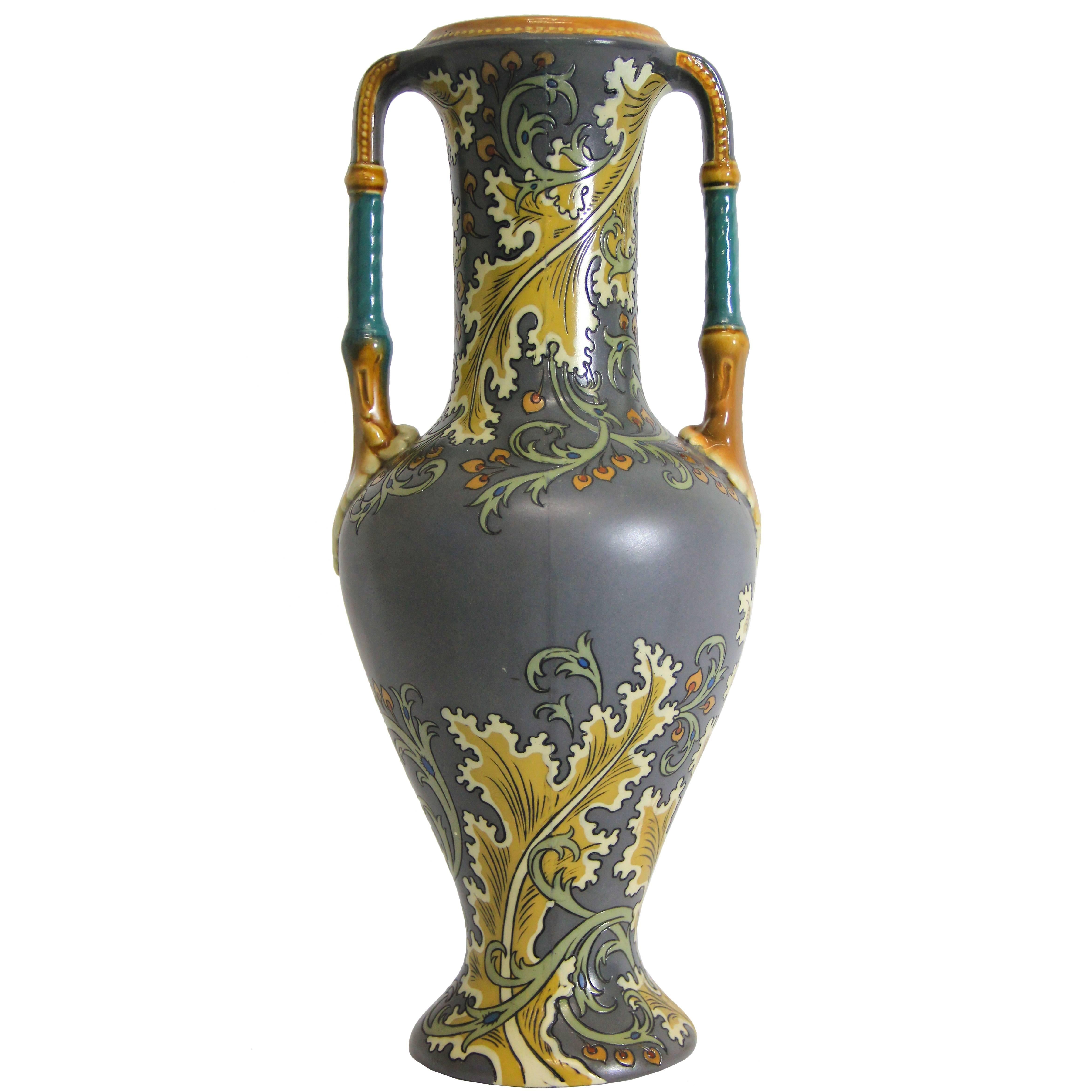 Florale Jugendstilvase von Mettlach:: später Villeroy-Boch:: um 1900