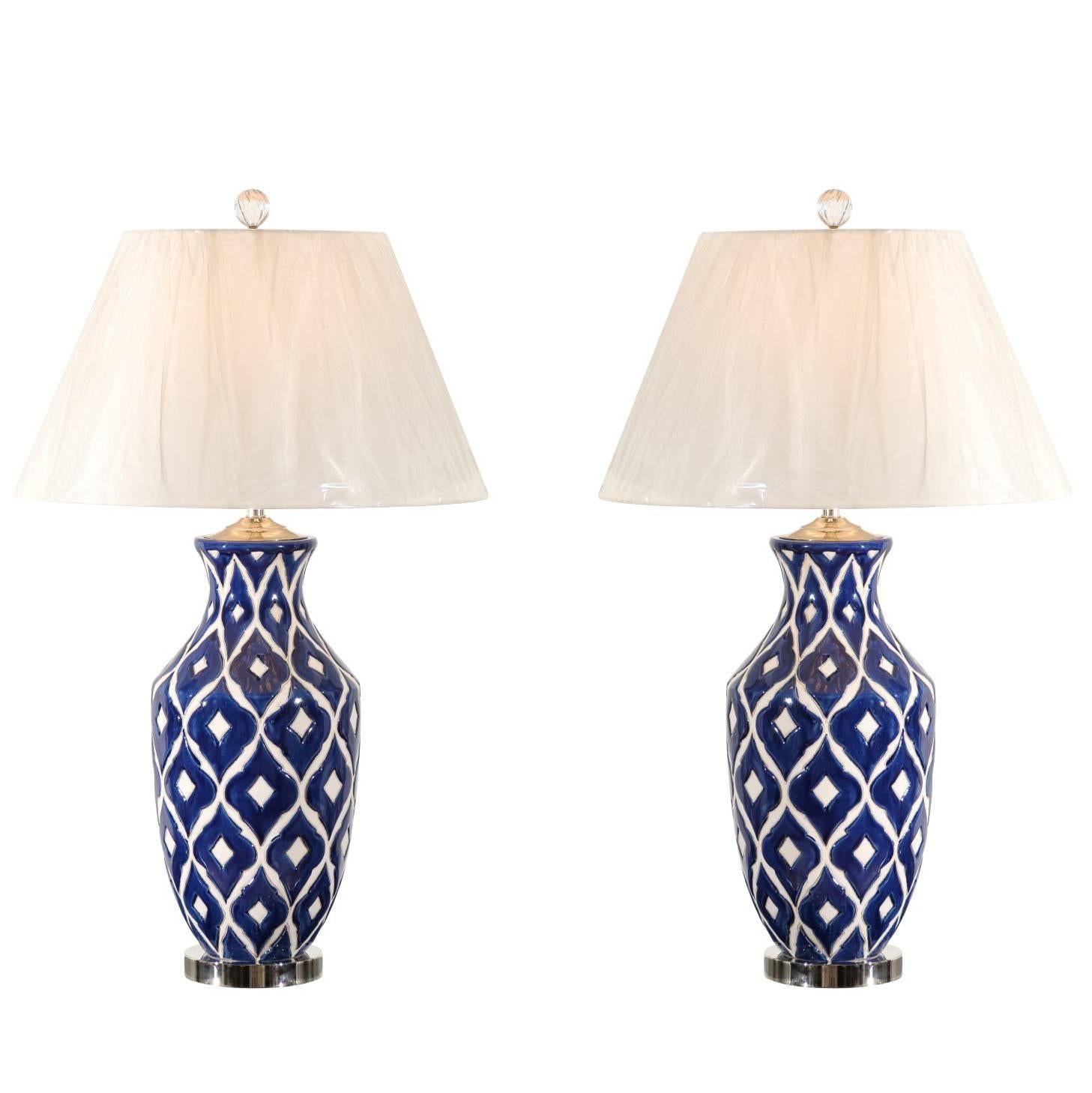 Una straordinaria coppia di lampade in ceramica di grandi dimensioni con accenti di nichel e lucite