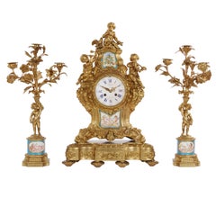 Sèvres-Stil Porzellan montiert Ormolu dreiteilige Uhr Set von H. Picard