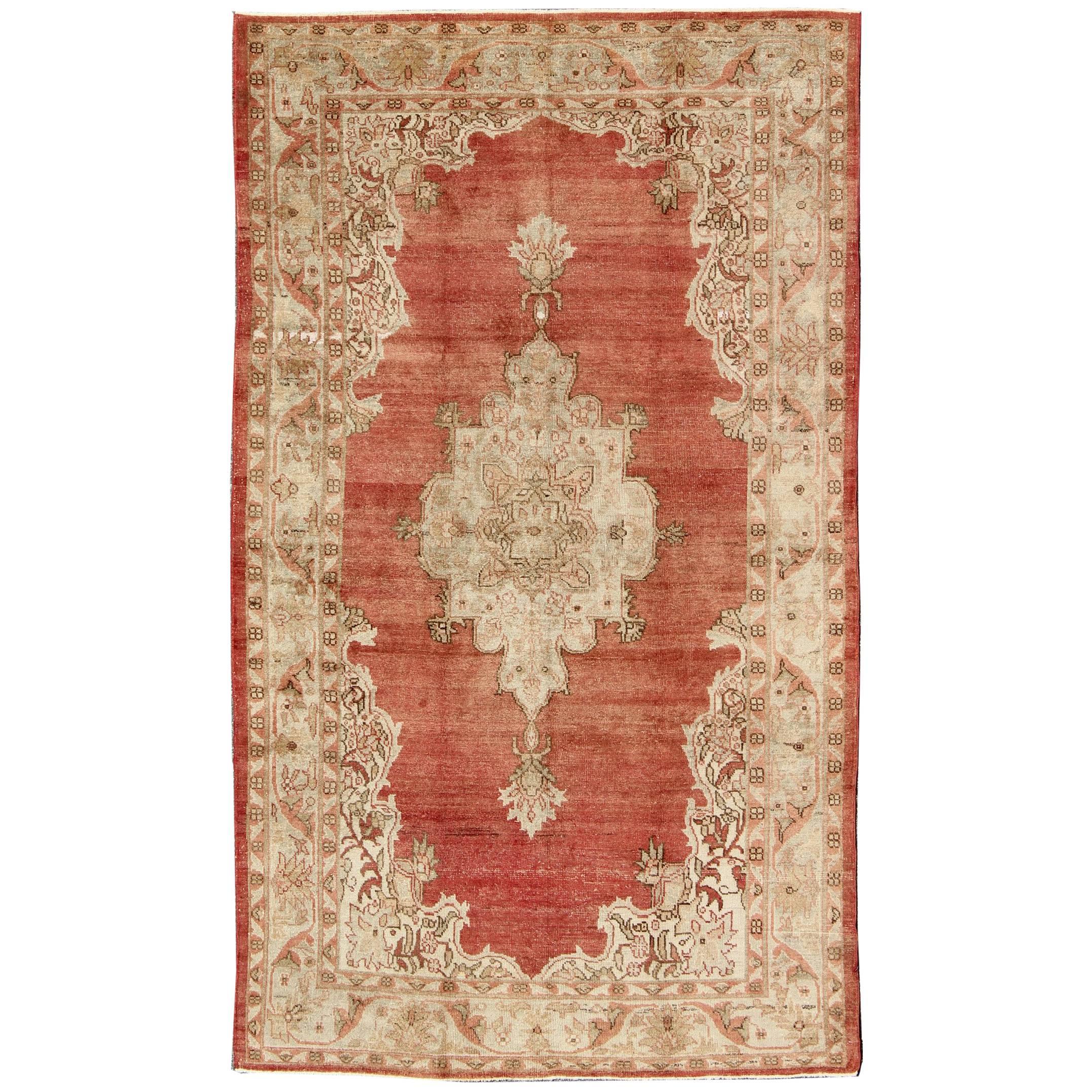 Ancien tapis turc d'Oushak à médaillon avec fond rouge doux, taupe et vert pâle en vente